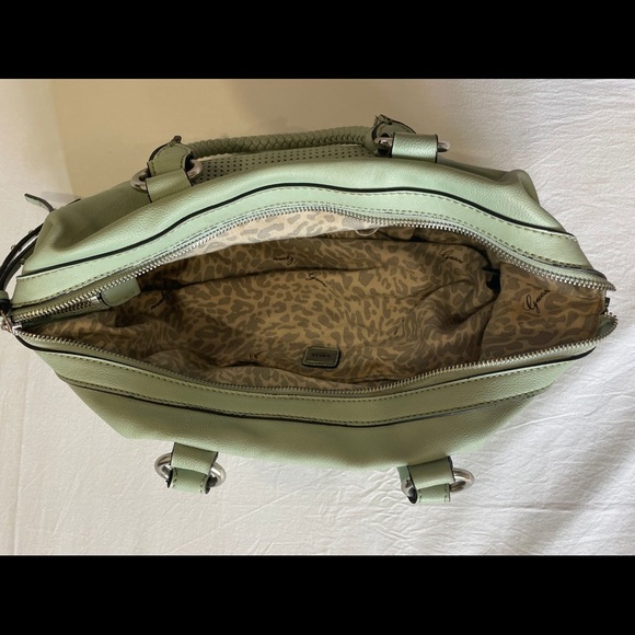 It’s original Guess bag I had hardly used it six months that do not continues - Picture 3 of 6